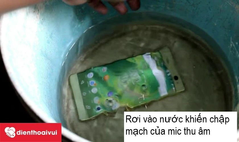 Những ảnh hưởng đến mic điện thoại khi máy bị rơi vào nước