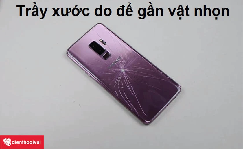 Nắp lưng Samsung Galaxy S9 bị xước do để chung với vật sắc nhọn