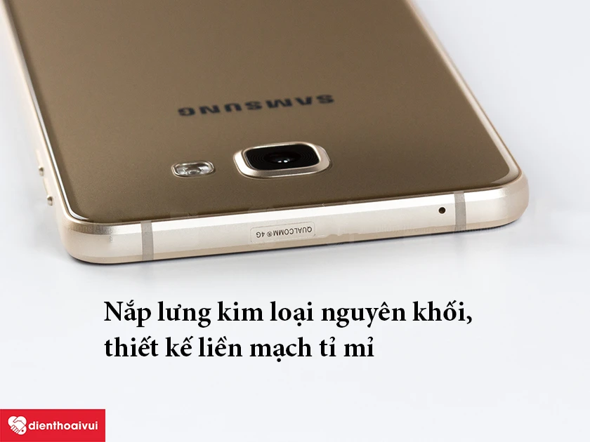 Samsung Galaxy A7 2016 &ndash; Nắp lưng k&iacute;nh cho cảm gi&aacute;c sang trọng khi cầm