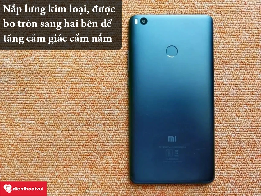 Xiaomi Mi Max 2 &ndash; Nắp lưng kim loại, được bo tr&ograve;n sang hai b&ecirc;n để tăng cảm gi&aacute;c cầm nắm