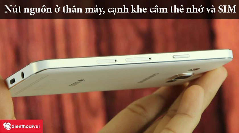 Samsung Galaxy A3 2015 &ndash; N&uacute;t nguồn đặt ở th&acirc;n m&aacute;y, cạnh khe cắm thẻ nhớ v&agrave; SIM