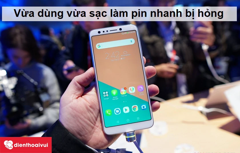 Pin điện thoại Asus hỏng pin do vừa d&ugrave;ng vừa sạc