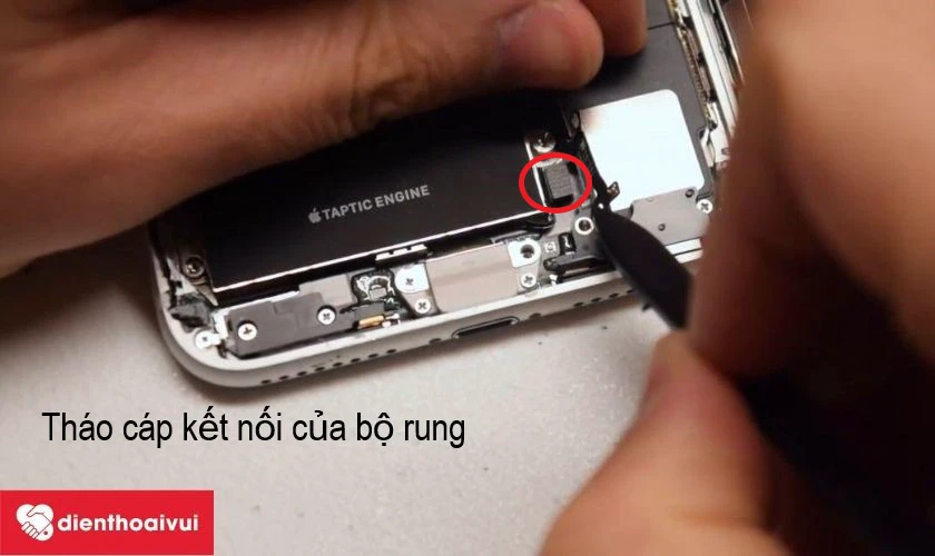 gỡ bỏ nhẹ nh&agrave;ng c&aacute;p kết nối của bộ rung của m&aacute;y