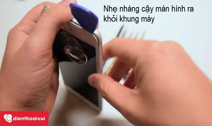 nhẹ nh&agrave;ng t&aacute;ch lớp keo giữa m&agrave;n h&igrave;nh v&agrave; khung m&aacute;y