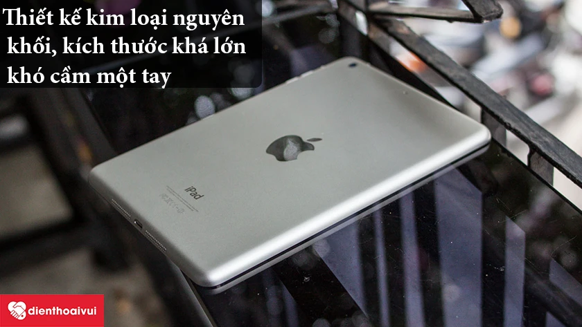 iPad Mini 2 – Thiết kế kim loại nguyên khối, kích thước khá lớn khó cầm một tay