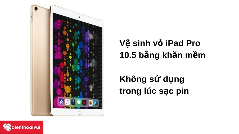 Vệ sinh vỏ iPad Pro 10.5 bằng miếng vải mềm với nước