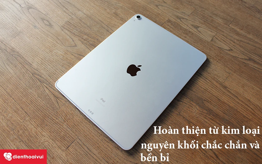 iPad Pro 12.9 – Hoàn thiện từ kim loại nguyên khối chắc chắn và bền bỉ