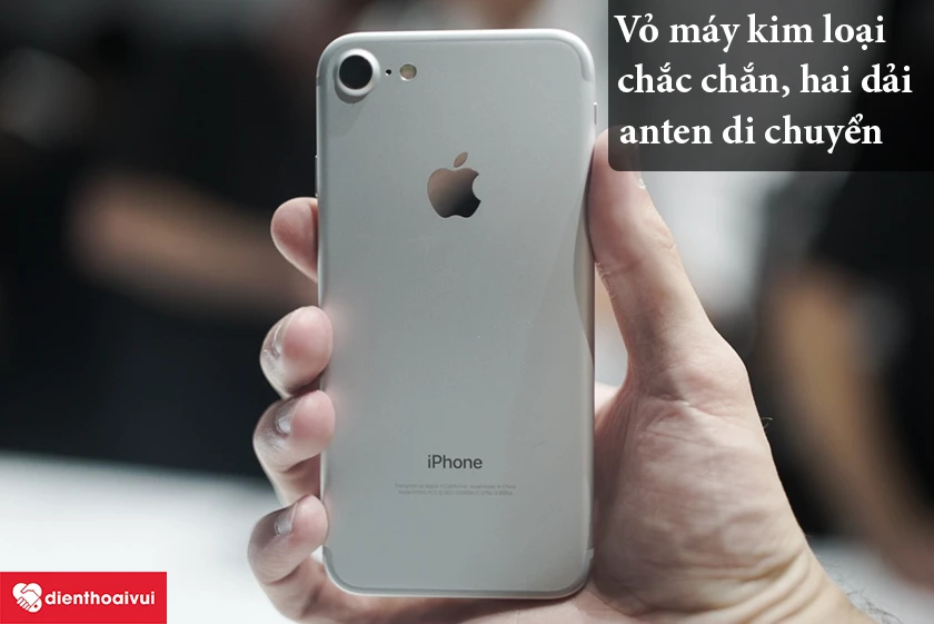 iPhone 7- Vỏ m&aacute;y kim loại chắc chắn, hai dải anten được di chuyển l&ecirc;n cạnh tr&ecirc;n v&agrave; dưới
