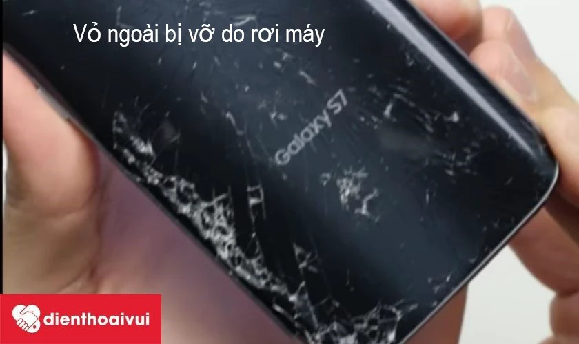 Vỏ ngo&agrave;i vỡ do đ&aacute;nh rơi m&aacute;y