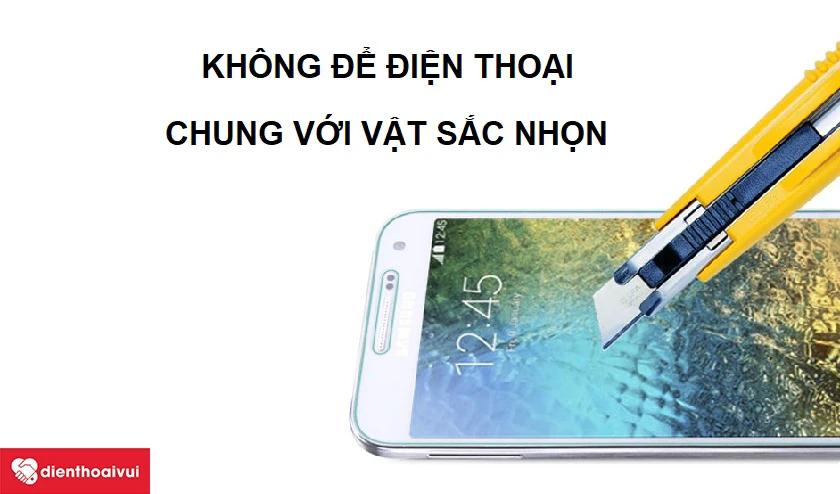 Kh&ocirc;ng để chung điện điện thoại với vật sắc nhọn