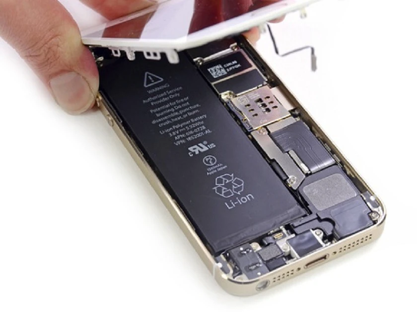 Bạn c&oacute; n&ecirc;n tự thay pin iPhone 5 tại nh&agrave;