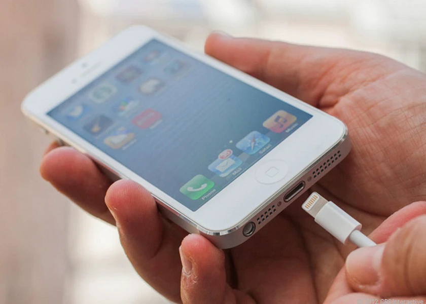 C&aacute;ch sạc v&agrave; tối ưu ho&aacute; tuổi thọ pin iPhone 5 theo hướng dẫn của nh&agrave; sản xuất l&agrave; bạn chỉ n&ecirc;n sạc khi nguồn điện c&ograve;n dưới 10%