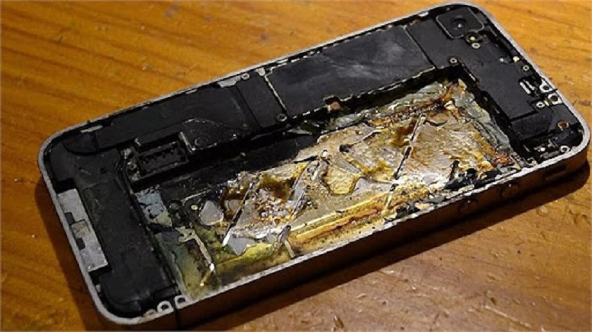 Kh&ocirc;ng tự thay pin iPhone 5 tại nh&agrave; nếu bạn kh&ocirc;ng nắm r&otilde; kỹ thuật thực hiện