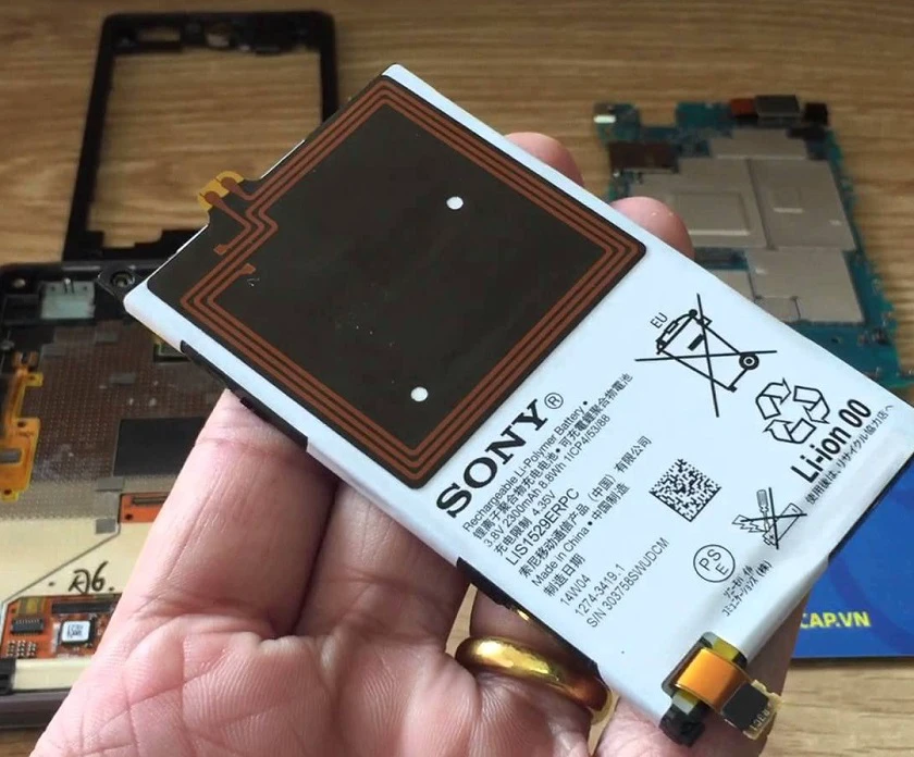 C&Oacute; N&Ecirc;N TIẾP TỤC SỬ DỤNG ĐIỆN THOẠI SONY PIN BỊ PHỒNG