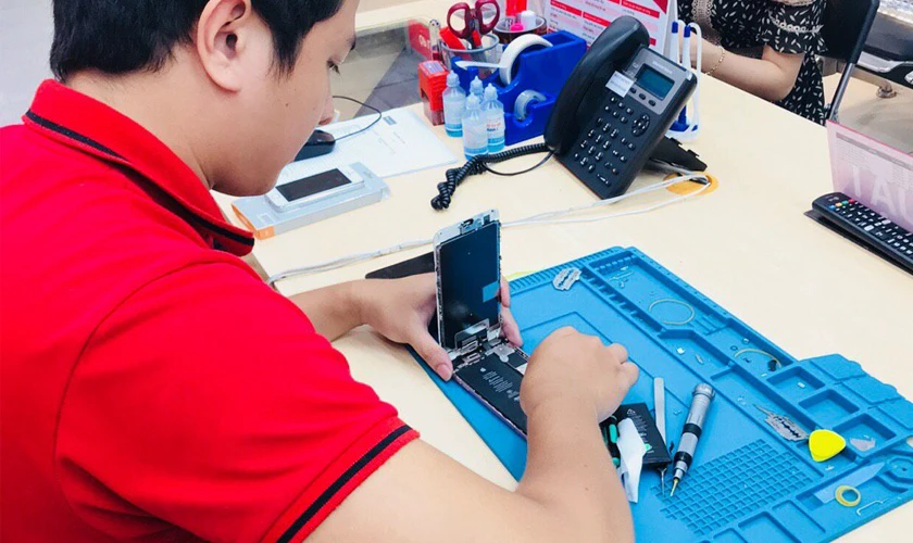thay pin chính hãng tại Hệ thống Điện Thoại Vui