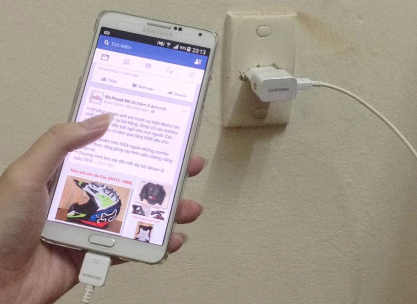 lỗi pin ảo tr&ecirc;n điện thoại samsung do bạn đ&atilde; sạc pin kh&ocirc;ng đ&uacute;ng c&aacute;ch