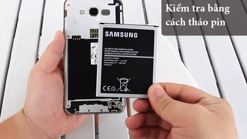 kiểm tra chai pin bằng cách tháo pin - địa chỉ thay pin samsung chính hãng ở đâu uy tín