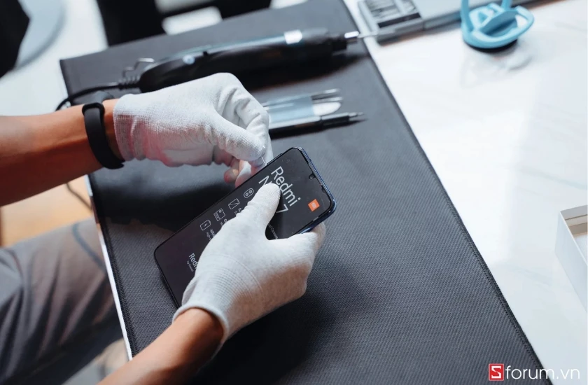  khay sim của m&aacute;y được trang bị ron cao su nhằm tr&aacute;nh nước x&acirc;m nhập