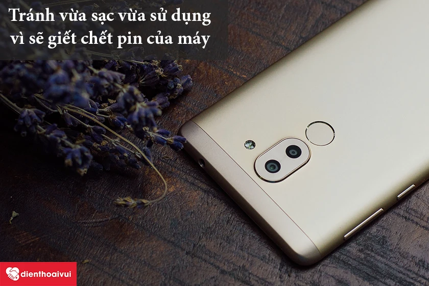 Tr&aacute;nh vừa sạc vừa sử dụng