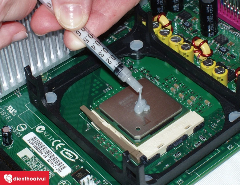 Tra keo tản nhiệt v&agrave;o CPU v&agrave; GPU