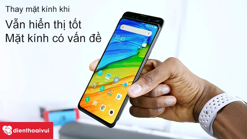 Thay mặt k&iacute;nh khi m&agrave;n h&igrave;nh ép k&iacute;nh Xiaomi Mi 8 SE