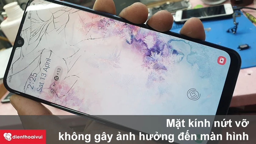 Ph&acirc;n biệt giữa &eacute;p k&iacute;nh A70 v&agrave; thay m&agrave;n h&igrave;nh.
