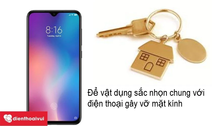 Do để qu&aacute; nhiều đồ vật nặng, vật nhọn c&ugrave;ng với chiếc smartphone