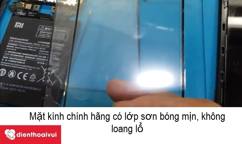 Mặt k&iacute;nh ch&iacute;nh h&atilde;ng c&oacute; lớp sơn b&oacute;ng mịn