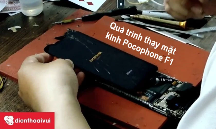 Qu&aacute; tr&igrave;nh thay k&iacute;nh điện thoại Xiaomi Pocophone F1 diễn ra r&otilde; r&agrave;ng, minh bạch