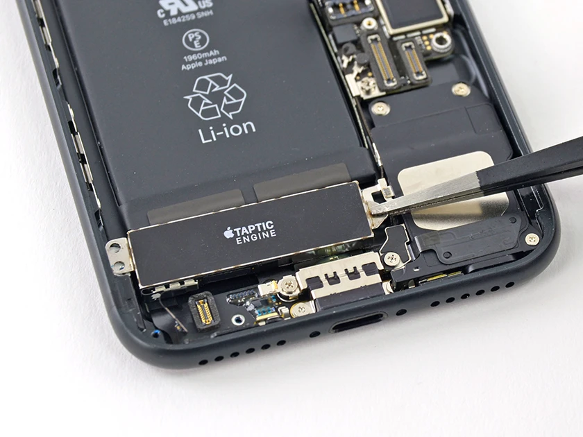 gắp Taptic Engine ra khỏi m&aacute;y