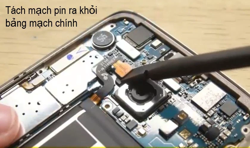 tách mạch pin ra khỏi bảng mạch