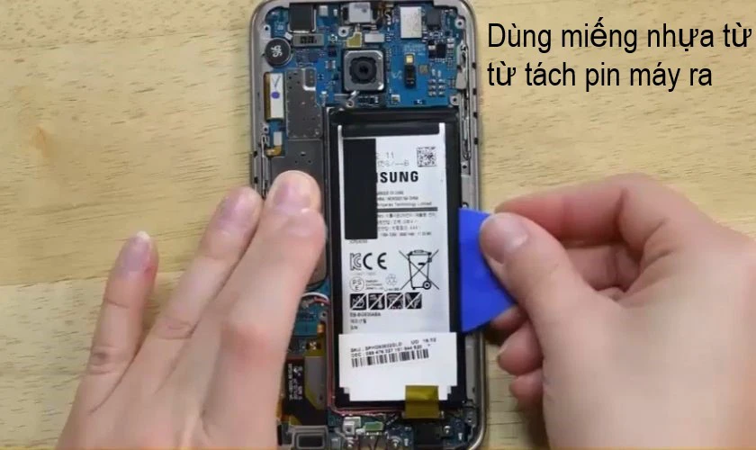 dùng miếng nhựa tách pin máy