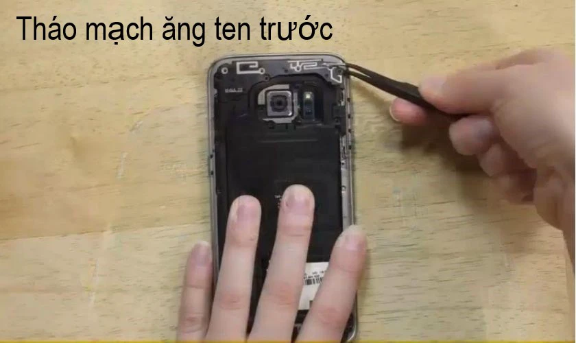 gỡ bỏ miếng dán màu vàng (ở dưới hình)