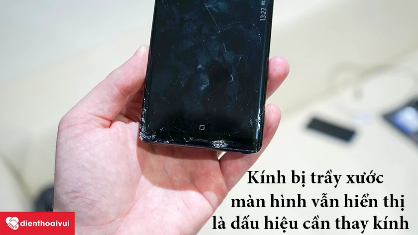 Thay mặt k&iacute;nh khi k&iacute;nh trầy xước, m&agrave;n h&igrave;nh vẫn hiển thị
