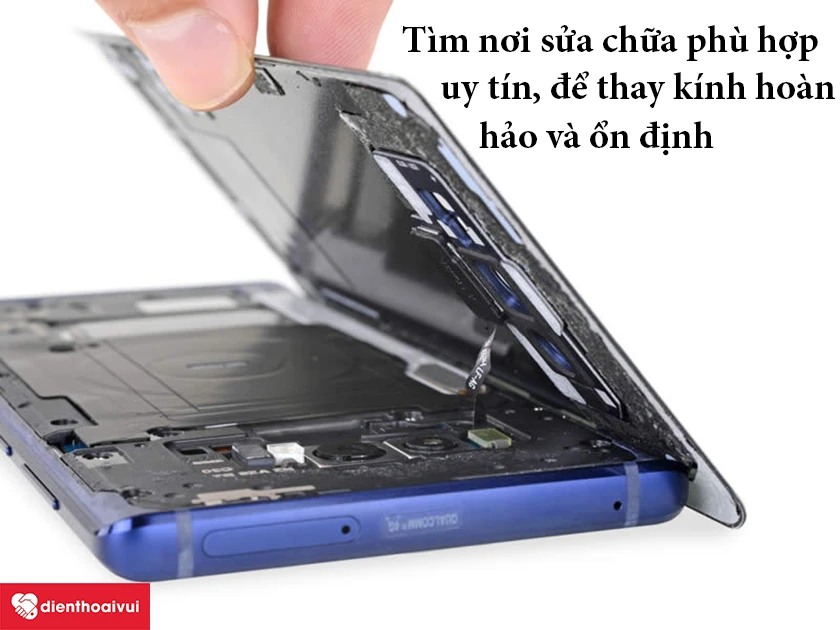 Thay k&iacute;nh tại cửa h&agrave;ng sửa chữa uy t&iacute;n