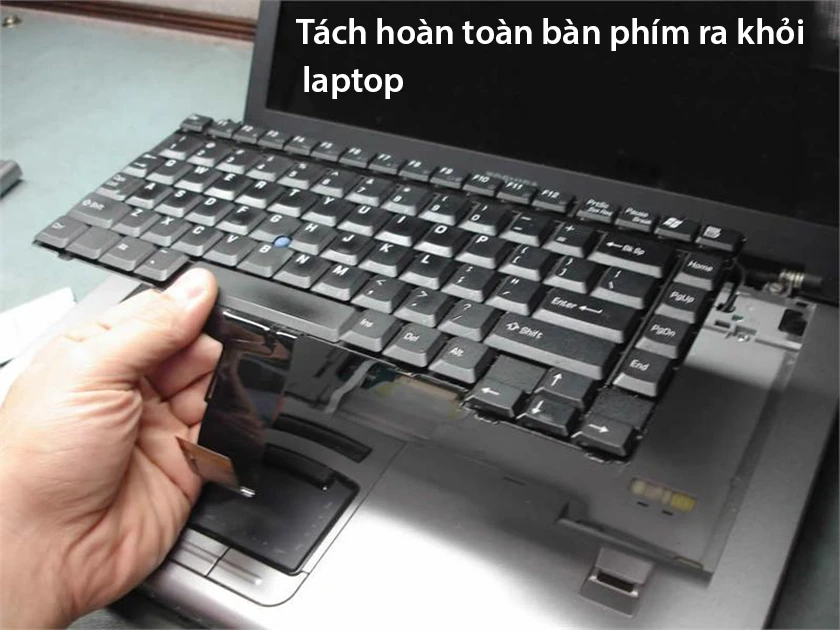 Tháo hẳn bàn phím laptop hp ra khỏi bàn phím