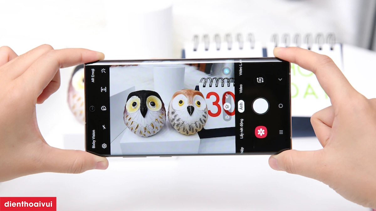 camera còn đi kèm một ống kính tele 12MP