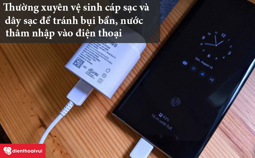Cách vệ sinh cáp sạc Samsung Galaxy A80 khỏi bụi bẩn?