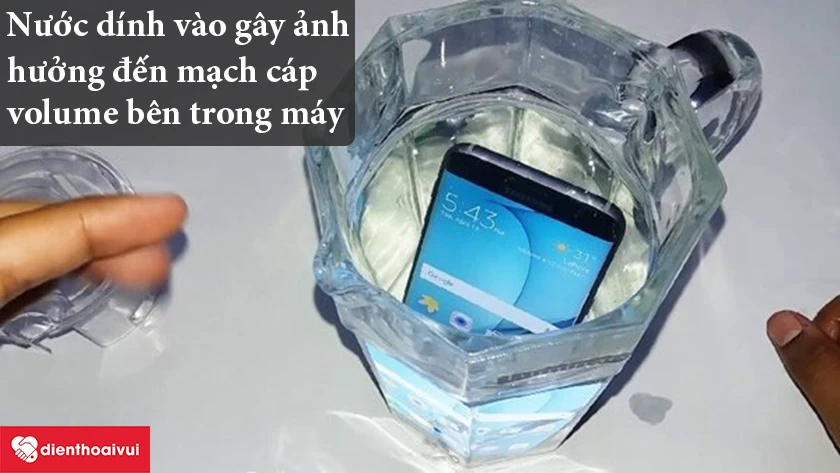 Nước mưa d&iacute;nh v&agrave;o, l&agrave;m ảnh hưởng đến c&aacute;c mạch &acirc;m thanh b&ecirc;n trong
