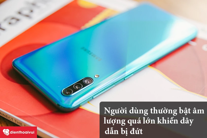 Người d&ugrave;ng thường bật &acirc;m lượng qu&aacute; lớn khiến d&acirc;y dẫn bị đứt