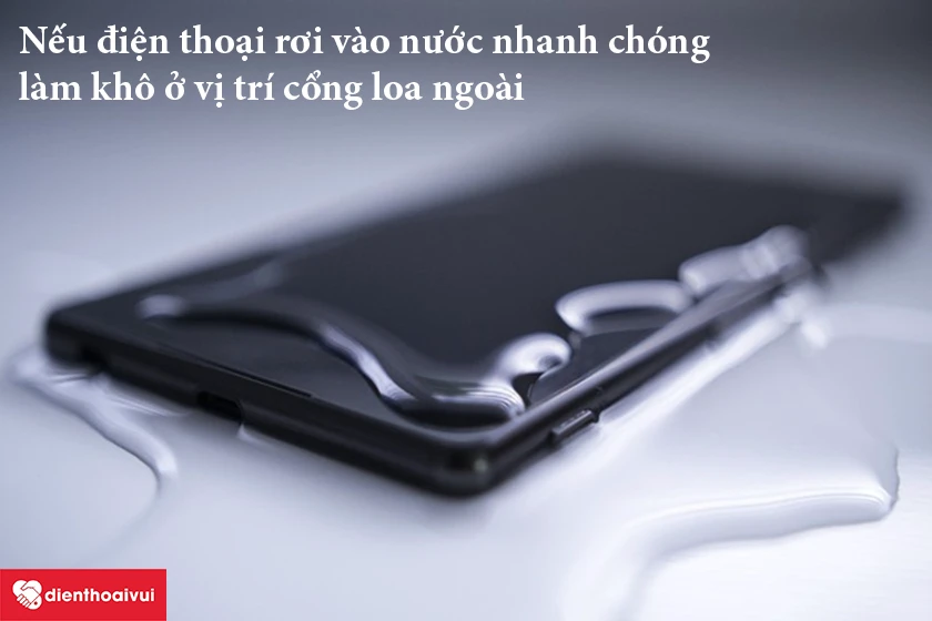 chẳng may điện thoại rơi vào nước thì cần nhanh chóng làm khô bằng các biện pháp phù hợp