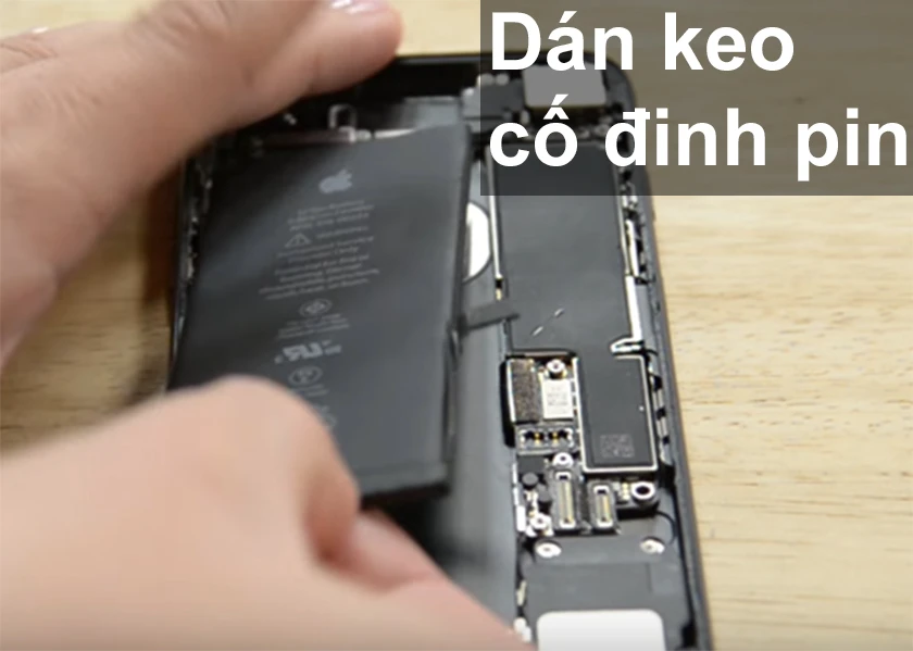 tiến h&agrave;nh t&aacute;ch lớp băng keo cố định pin với vỏ nh&ocirc;m