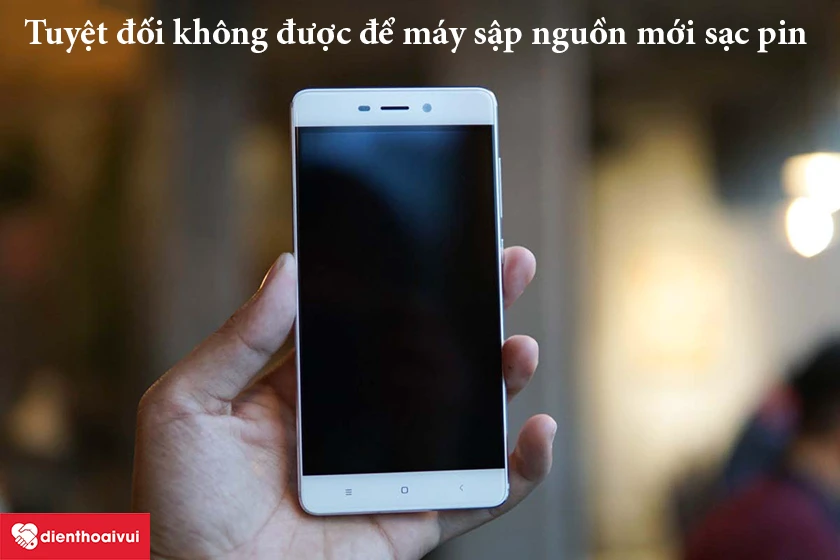 Tuyệt đối kh&ocirc;ng được để m&aacute;y sập nguồn mới sạc pin