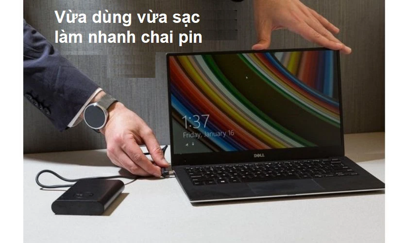 Vừa d&ugrave;ng vừa sạc pin sẽ nhanh l&agrave;m pin laptop bị chai