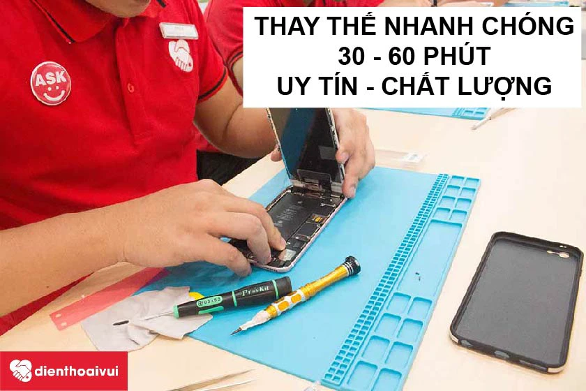 Dịch vụ thay k&iacute;nh camera sau iPhone 11 chất lượng tại Điện Thoại Vui