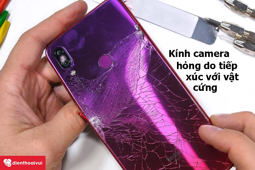 Kính camera bị cấn bể, các vật cứng nhọn