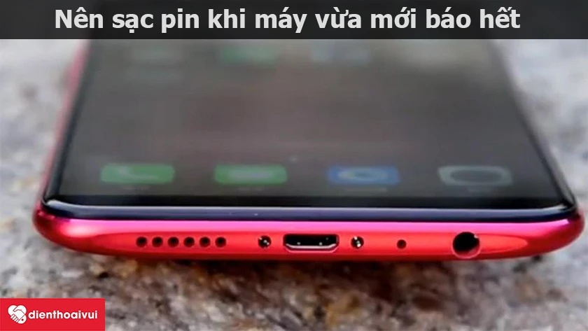 N&ecirc;n sạc pin khi m&aacute;y vừa mới b&aacute;o hết