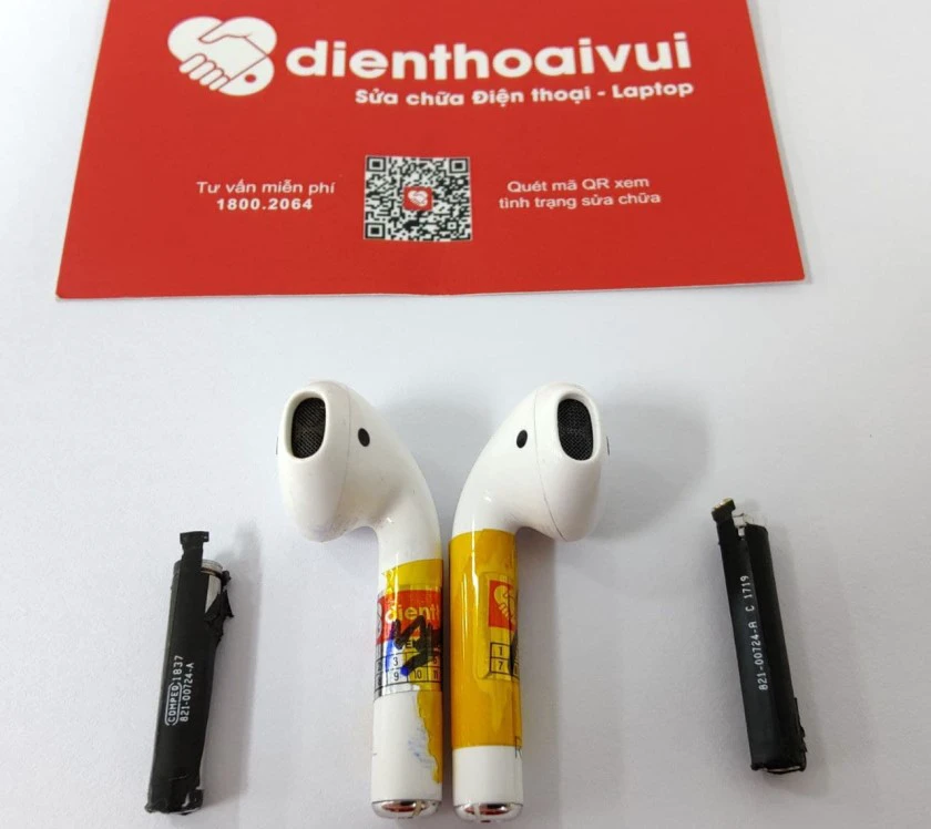 Dịch vụ thay pin tai nghe AirPods gi&aacute; rẻ lấy ngay tại Điện Thoại Vui