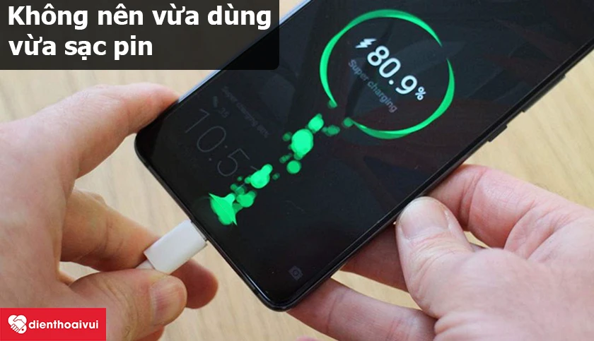 Kh&ocirc;ng n&ecirc;n vừa sạc pin, vừa sử dụng m&aacute;y