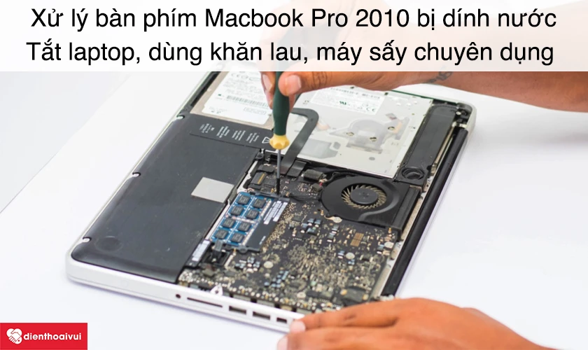 Xử l&yacute; b&agrave;n ph&iacute;m Macbook Pro 2010 bị d&iacute;nh nước